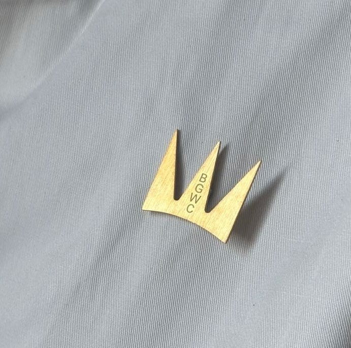 BGWC crown magnetic brooch in 18K gold plate
