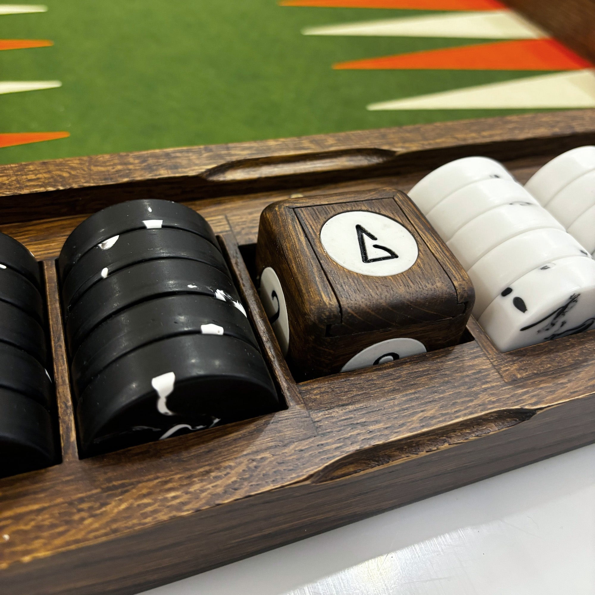 Das Earth Board, luxuriöses Backgammon-Set, innovatives Design, umweltfreundlich