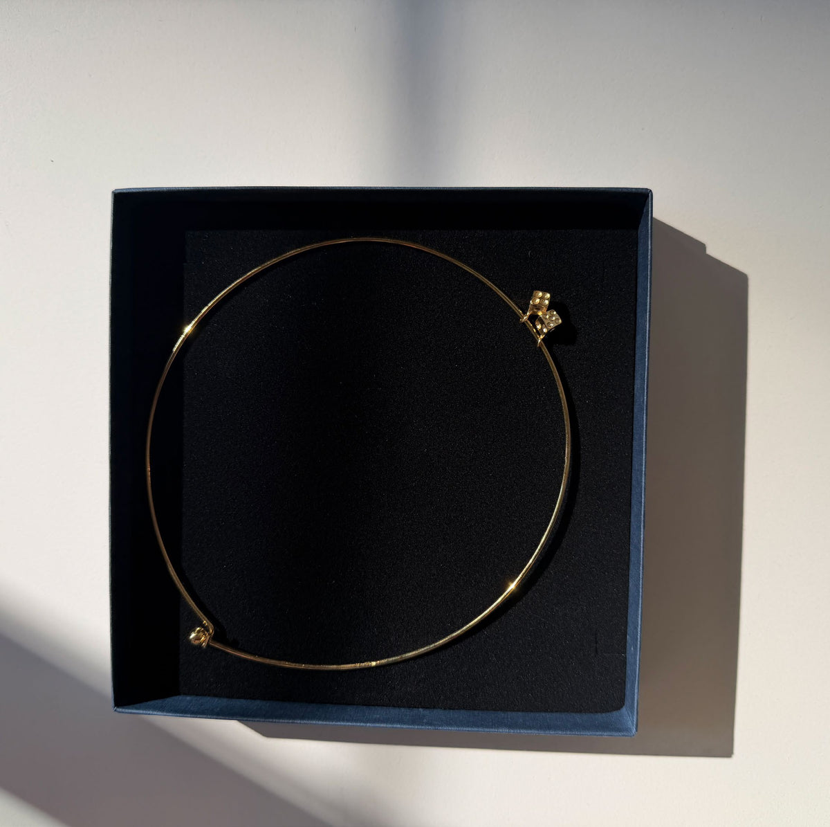 Dice choker in gold-plated brass
